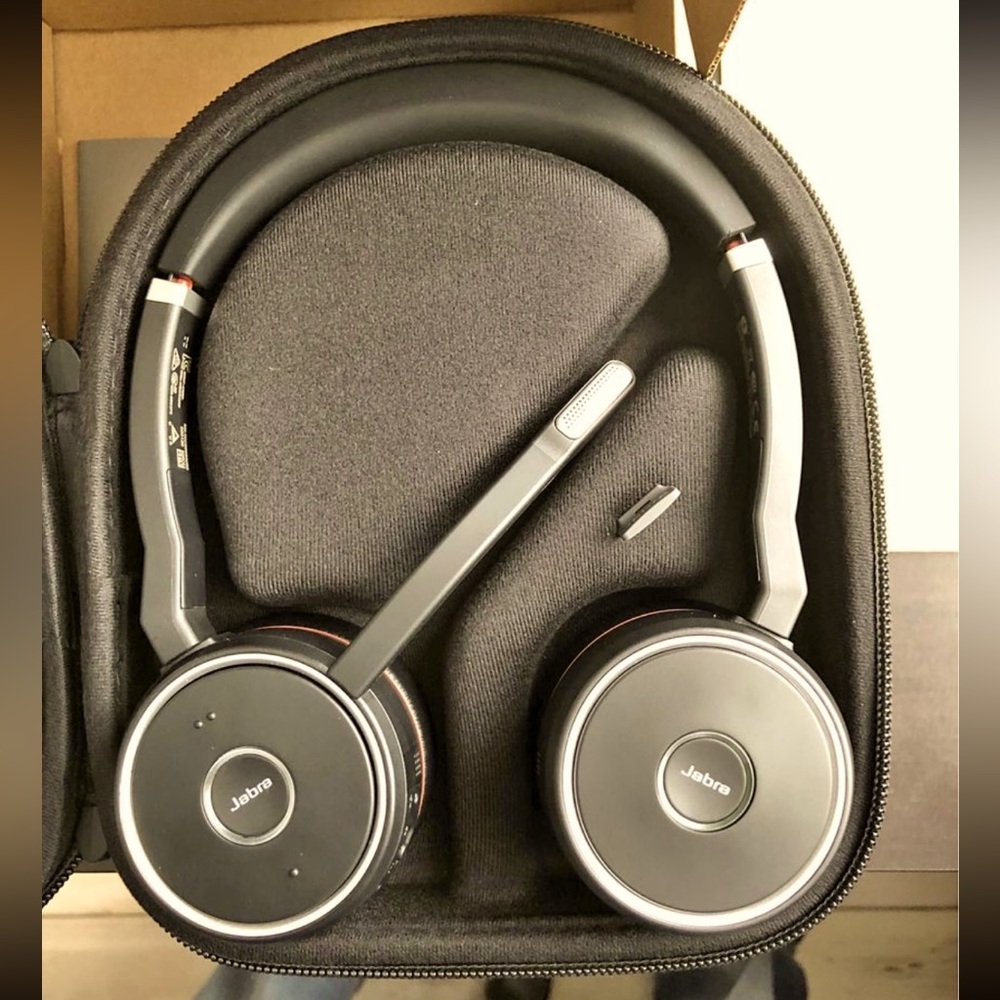 Noise canceling wireless headphones - BRAND NEW